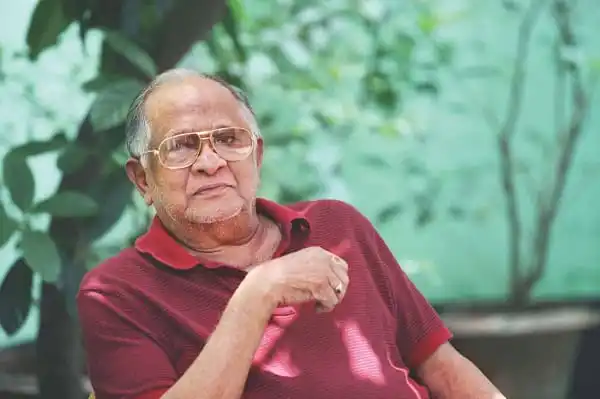 বয়স্ক ব্যক্তি বসে আছেন, গাছে ঘেরা পরিবেশে. Channel i News - চ্যানেল আই নিউজ