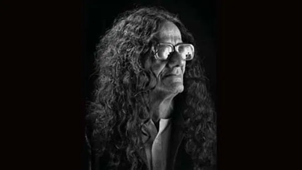 বিশিষ্ট শিল্পীর কালো-সাদা ছবি, দীর্ঘ কেশ ও চশমা পরা. Channel i News - চ্যানেল আই নিউজ