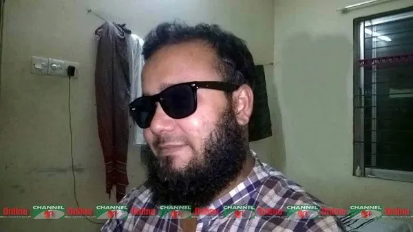 সিদ্দিকুরের ছবি, তিনি sunglasses পরেছেন, পেছনে ঘর ও জানালা দেখা যাচ্ছে. Channel i News - চ্যানেল আই নিউজ