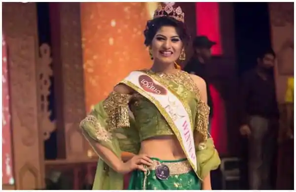 জয়জয়কারের সঙ্গে সুন্দরী প্রতিযোগীর হাসিমুখ ও সজ্জা. Channel i News - চ্যানেল আই নিউজ