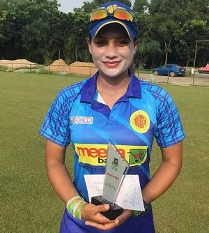 বাংলাদেশ নারী ক্রিকেটার পুরস্কার গ্রহণ করছেন. Channel i News - চ্যানেল আই নিউজ