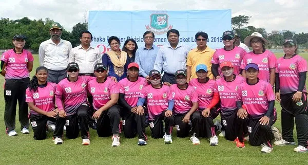 রানার্সআপ রুপালি ব্যাংক ক্রিকেট দল মাঠে পুরস্কার গ্রহণের সময়. Channel i News - চ্যানেল আই নিউজ