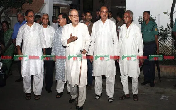 বাংলাদেশের রাজনৈতিক নেতারা একসঙ্গে আলোচনা করছেন. Channel i News - চ্যানেল আই নিউজ