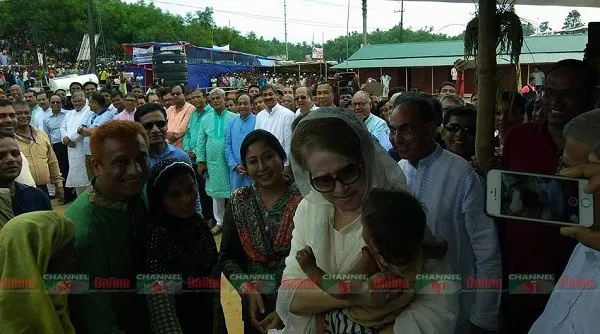খালেদা জিয়া রোহিঙ্গা শিশুকে কোলে নিয়ে আশ্বাস দেন. Channel i News - চ্যানেল আই নিউজ