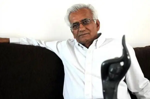 প্রখ্যাত পরিচালক কুন্দন শাহের ছবি, সাদা পোশাক পরিহিত, চেয়ারে বসে আছেন. Channel i News - চ্যানেল আই নিউজ