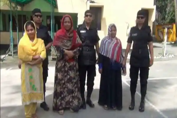পুলিশের সঙ্গে গ্রেফতারকৃত নারী প্রতারকরা, বাংলাদেশ. Channel i News - চ্যানেল আই নিউজ