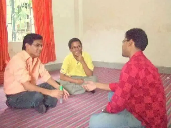 তিনজন যুবক আলোচনা করছে, একটি ঘরে বসে. Channel i News - চ্যানেল আই নিউজ