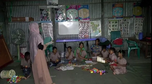 শিক্ষার্থীরা ক্লাসে বসে শিক্ষকের নির্দেশনা শুনছে।. Channel i News - চ্যানেল আই নিউজ