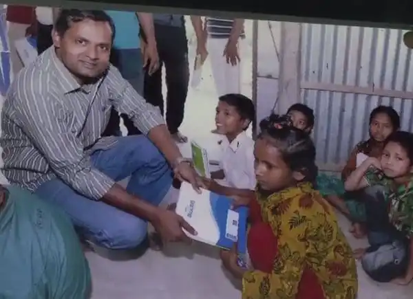অর্থনৈতিক সংকটে হলি আর্টিজানে নিহত এসি রবিউলের স্কুলে শিক্ষার্থীদের মাঝে বই বিতরণ. Channel i News - চ্যানেল আই নিউজ