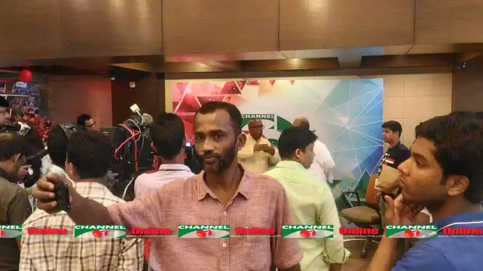 চ্যানেল আই অনলাইন সংবাদ সম্মেলনে অংশগ্রহণকারী সাংবাদিক ও অতিথিরা. Channel i News - চ্যানেল আই নিউজ