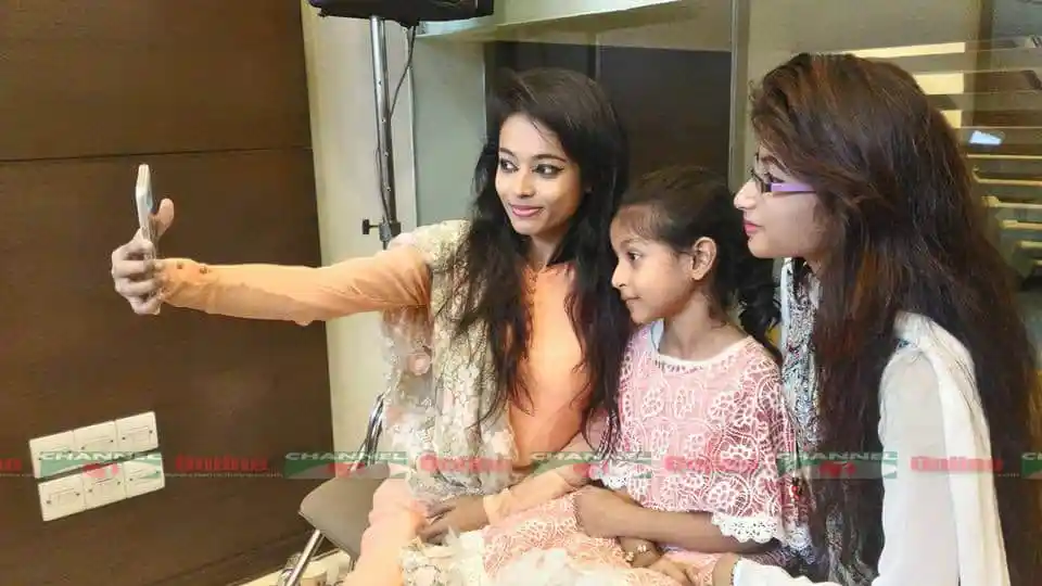 বর্ণিল মুহূর্ত আটকে থাকুক ফ্রেমে ফ্রেমে।
