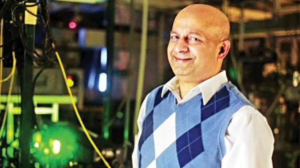 আলবার্ট আইনস্টাইন বিজ্ঞানী, মহাকর্ষীয় তরঙ্গের গবেষক ও নোবেলজয়ী. Channel i News - চ্যানেল আই নিউজ