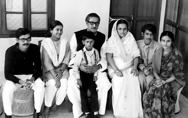 শেখ রাসেল ও পরিবারের সদস্যদের সঙ্গে ছবি, বঙ্গবন্ধু পরিবারের মধ্যমণি. Channel i News - চ্যানেল আই নিউজ