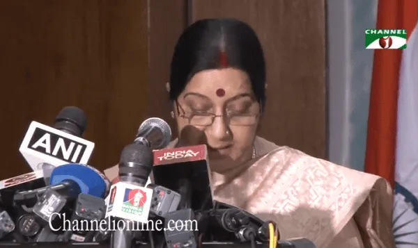 সুষমা স্বরাজের ছবি, তিনি সংবাদ সম্মেলনে বক্তৃতা দিচ্ছেন. Channel i News - চ্যানেল আই নিউজ