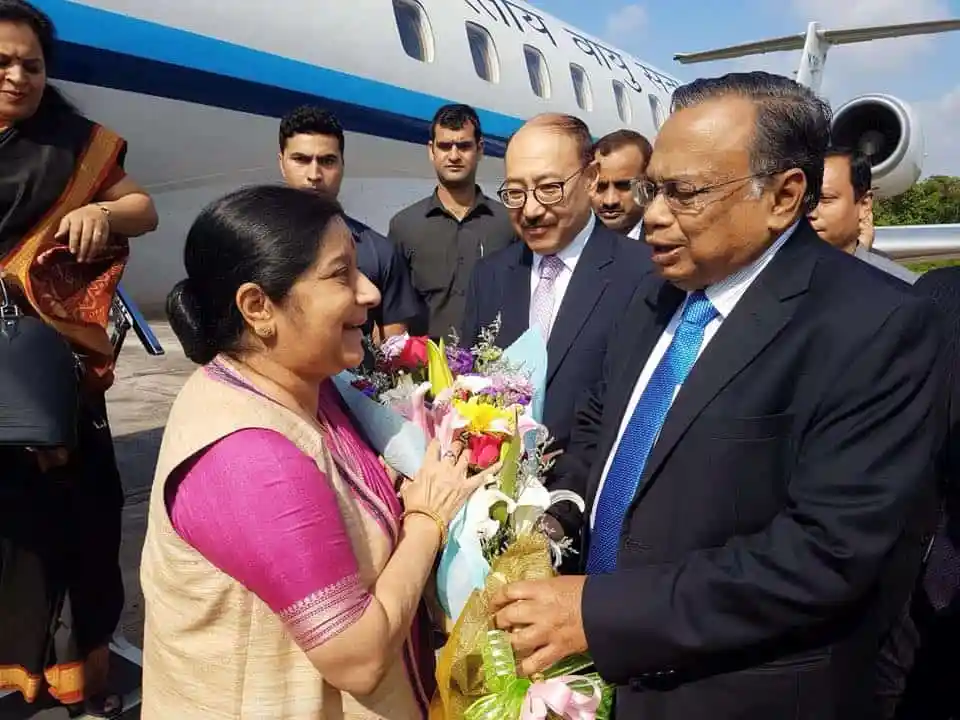 সুষমা স্বরাজের ঢাকায় আগমন, বিমানবন্দরে স্বাগত জানানো হচ্ছে. Channel i News - চ্যানেল আই নিউজ