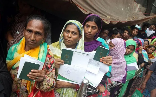 প্রবাসী মহিলা শ্রমিকদের জন্য ভিসা ও কাগজপত্র সংগ্রহের দৃশ্য. Channel i News - চ্যানেল আই নিউজ