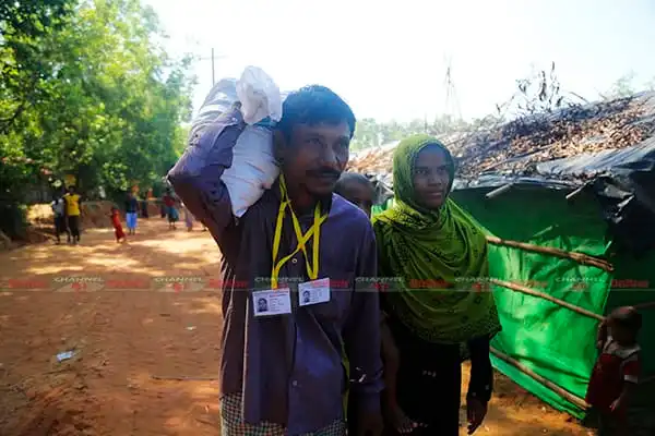 রোহিঙ্গা শরণার্থী ক্যাম্পে একজন পুরুষ ও একজন নারী, জীবনযাত্রার চিত্র।. Channel i News - চ্যানেল আই নিউজ