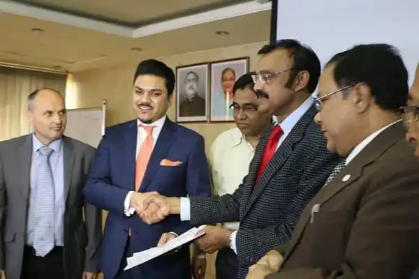 ব্যবসায়িক সভায় কর্মকর্তাদের মধ্যে চুক্তি স্বাক্ষর ও আলোচনা. Channel i News - চ্যানেল আই নিউজ