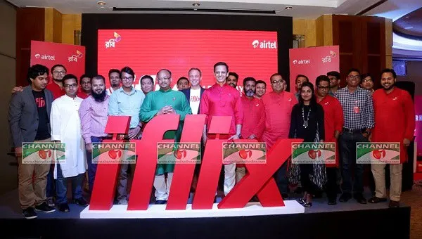 চ্যানেল আই অনলাইন ইভেন্টে অংশগ্রহণকারী ব্যক্তিরা একসঙ্গে ছবি তুলছেন. Channel i News - চ্যানেল আই নিউজ