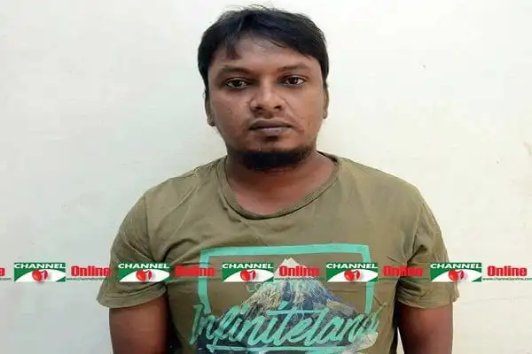 অভিজিৎ হত্যায় জড়িত সন্দেহে সোহেলকে গ্রেপ্তার দেখানো ছবি. Channel i News - চ্যানেল আই নিউজ