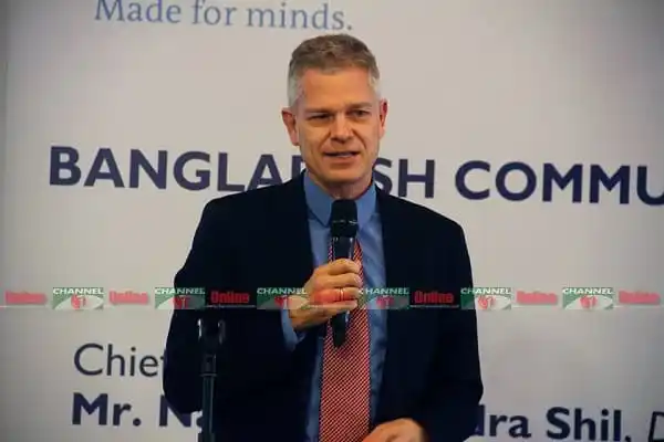 একজন পুরুষ বক্তা বাংলাদেশের কমিউনিকেশন সম্মেলনে বক্তব্য দিচ্ছেন. Channel i News - চ্যানেল আই নিউজ