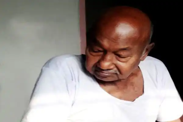 বৃদ্ধ ব্যক্তির দুঃখজনক ছবি, মনোভাব প্রকাশ করছে. Channel i News - চ্যানেল আই নিউজ