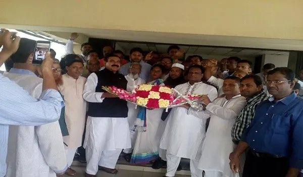 নৌপরিবহনমন্ত্রী ইব্রাহীম খালেদ ফুলের তোড়া গ্রহণ করছেন. Channel i News - চ্যানেল আই নিউজ