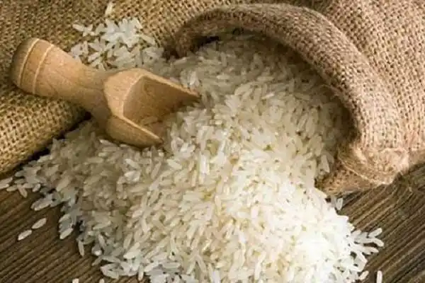 মিনিকেট চালের ছবি, কাঁচা চালের সঙ্গে কাঠের মূর্তি ও বস্তা দেখানো. Channel i News - চ্যানেল আই নিউজ