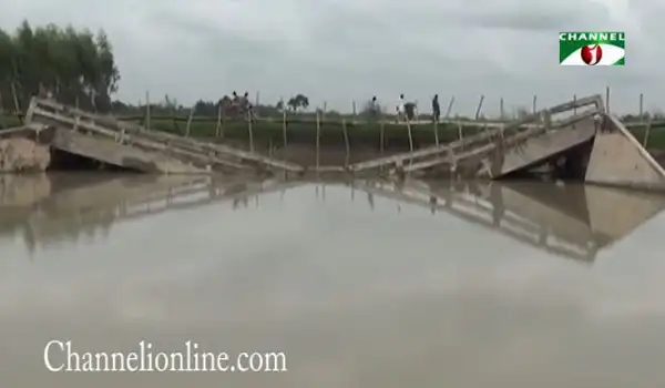 বন্যার কারণে ভেঙে গেছে একটি সেতু, পানি প্রবাহিত হচ্ছে নিচে. Channel i News - চ্যানেল আই নিউজ