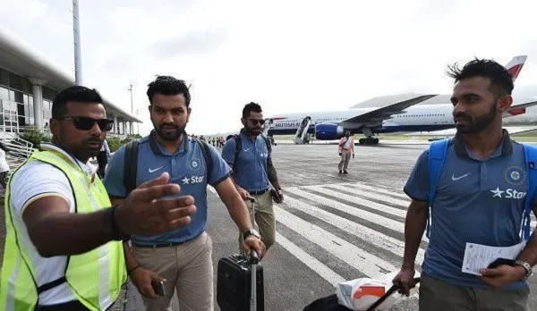 ক্রিকেটাররা বিমানবন্দরে যাত্রার প্রস্তুতি নিচ্ছেন. Channel i News - চ্যানেল আই নিউজ