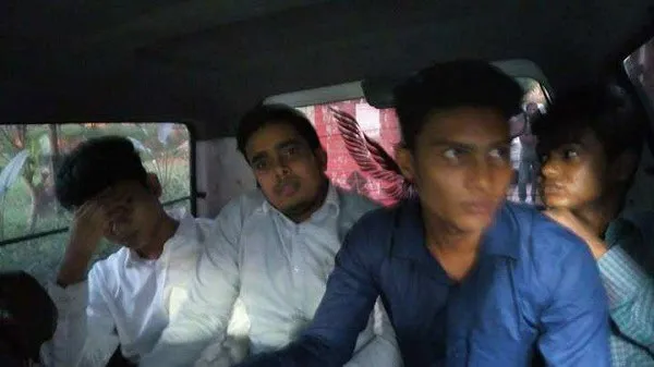 চার শিক্ষার্থী জালিয়াতির সময় গাড়ির ভিতরে বসে থাকছে. Channel i News - চ্যানেল আই নিউজ