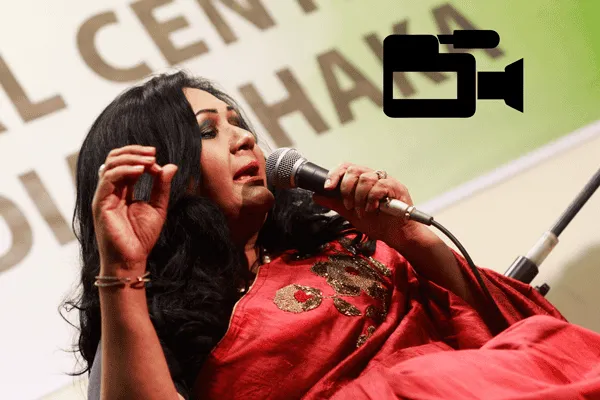 বাংলাদেশি নারী কবি কবিতা পাঠ করছেন, সাংস্কৃতিক অনুষ্ঠানে অংশগ্রহণ।. Channel i News - চ্যানেল আই নিউজ
