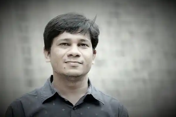 নির্মল মুখার্জি, একজন তরুণ সাংবাদিক, চ্যানেল আই অনলাইনের জন্য ছবি।. Channel i News - চ্যানেল আই নিউজ