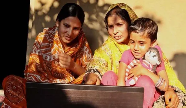 বাচ্চাদের সঙ্গে মা ও দিদি কম্পিউটার দেখছেন, বাংলাদেশি পরিবারের ছবি।. Channel i News - চ্যানেল আই নিউজ