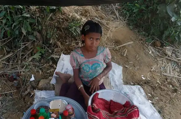 রোহিঙ্গা শিশুদের জন্য ত্রাণের আশায় না থেকে সংগ্রাম করছে এক শিশু. Channel i News - চ্যানেল আই নিউজ