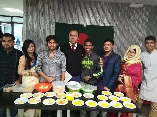 বাংলাদেশের বিভিন্ন ব্যক্তি ও তরুণরা রান্নার প্রতিযোগিতায় অংশগ্রহণ করছে।. Channel i News - চ্যানেল আই নিউজ