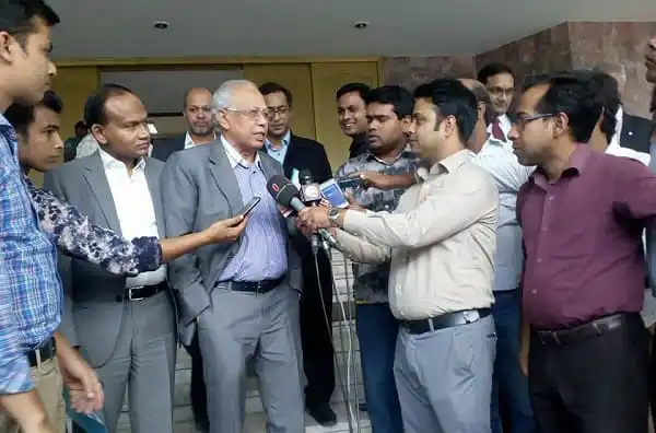 ফারমার্স ব্যাংকের কর্মকর্তারা সংবাদ সম্মেলনে বক্তব্য দিচ্ছেন. Channel i News - চ্যানেল আই নিউজ