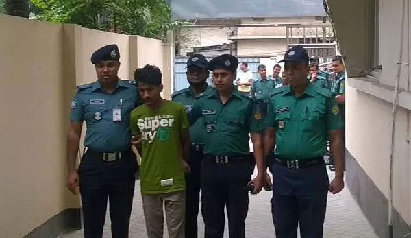 পুলিশের সঙ্গে একজন যুবককে আটক করে নিয়ে যাচ্ছে।. Channel i News - চ্যানেল আই নিউজ