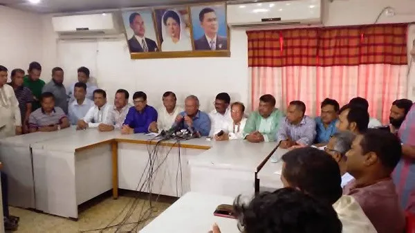 বৈঠক ও আলোচনা সভায় অংশগ্রহণকারীরা আলোচনা করছেন. Channel i News - চ্যানেল আই নিউজ