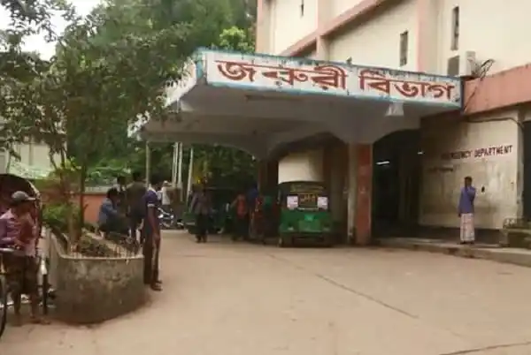 চট্টগ্রাম মেডিকেল কলেজ হাসপাতালের জরুরি বিভাগে ভিড়।. Channel i News - চ্যানেল আই নিউজ