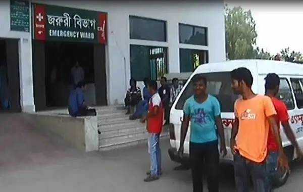 দিনাজপুরে জরুরি বিভাগে রোগী ও স্বজনরা অপেক্ষা করছে. Channel i News - চ্যানেল আই নিউজ