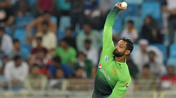 নিষিদ্ধ হাফিজের বোলিং দৃশ্য, ক্রিকেটার পেসার মাঠে বল ছুঁড়ছেন. Channel i News - চ্যানেল আই নিউজ