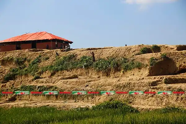 পাহাড়ে ধসের আশঙ্কায় রোহিঙ্গা ক্যাম্পের মানুষজন. Channel i News - চ্যানেল আই নিউজ
