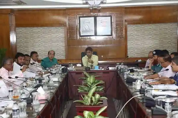 বৈঠকে ট্রাক ও ভ্যানের কাগজ পরীক্ষা নিয়ে আলোচনা চলছে. Channel i News - চ্যানেল আই নিউজ