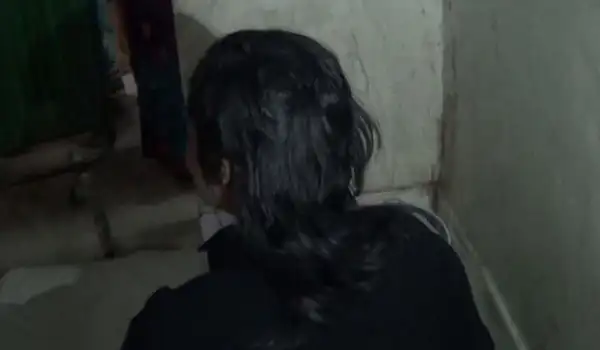 অপহৃত নারী মুখ ঢেকে রেখেছেন, পেছন থেকে দেখা যাচ্ছে. Channel i News - চ্যানেল আই নিউজ