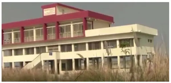 নতুন ভবন নির্মাণের জন্য নির্মাণাধীন কাজের দৃশ্য. Channel i News - চ্যানেল আই নিউজ