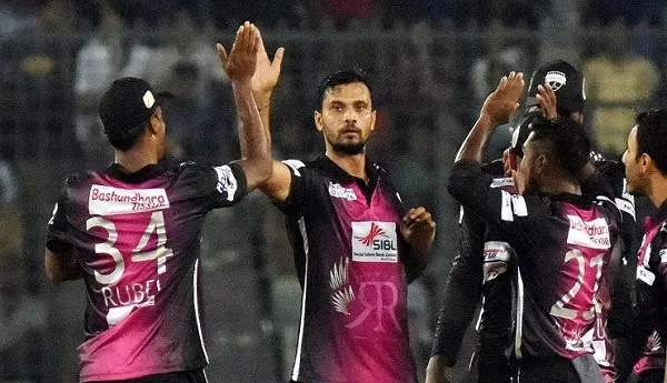ক্রিকেট খেলোয়াড়রা মাঠে একে অপরের সাথে শুভেচ্ছা বিনিময় করছে।. Channel i News - চ্যানেল আই নিউজ