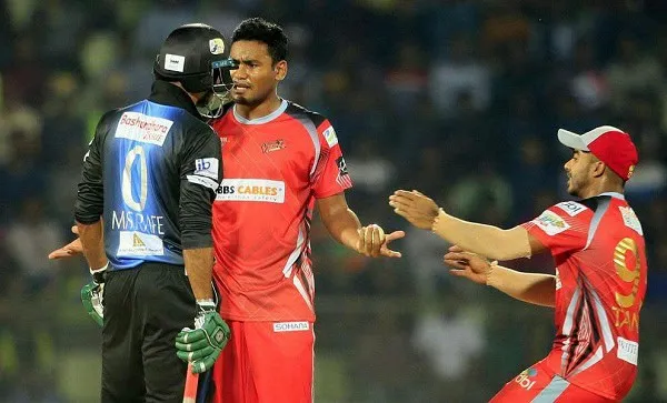 ক্রিকেট ম্যাচে দুই ক্রিকেটার মজার স্লেজিং করছে. Channel i News - চ্যানেল আই নিউজ