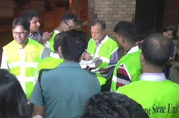 নিরাপত্তা কর্মীরা ঘটনাস্থলে তদন্ত করছেন, বেশ কিছু পুলিশ ও নিরাপত্তা কর্মী উপস্থিত. Channel i News - চ্যানেল আই নিউজ