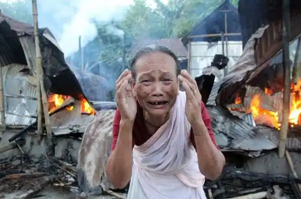 ঘর পুড়ে যাওয়ার দৃশ্য, একজন মহিলা কান্নাকাটি করছেন. Channel i News - চ্যানেল আই নিউজ